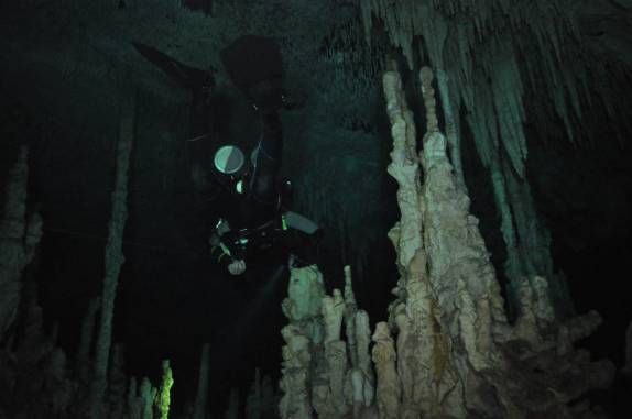 O incrível mergulho de quase um quilômetro pelo Gran Cenote, na região de Tulum, no Yucatán, sul do México (foto de Luis Leal)